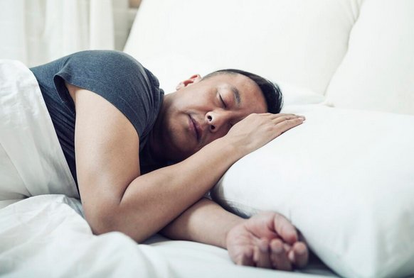 男性睡觉时经常出虚汗是怎么回事？或与4种病症相关，应引起重视(图1)