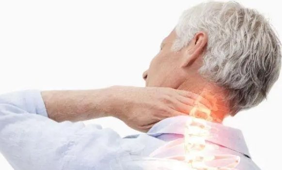 颈椎病有哪些症状？5个日常动作缓解颈椎疼痛(图1)